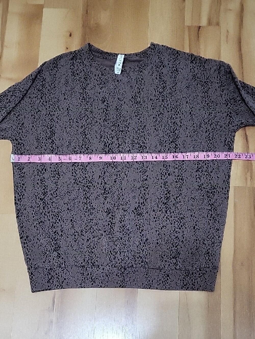 Athleta Studio to Street Splatter Animal Print Crewneck Sweatshirt Womens Small - Picture 9 of 12